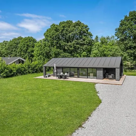 3 Bedroom Gorgeous In Glesborg Fjellerup Strand